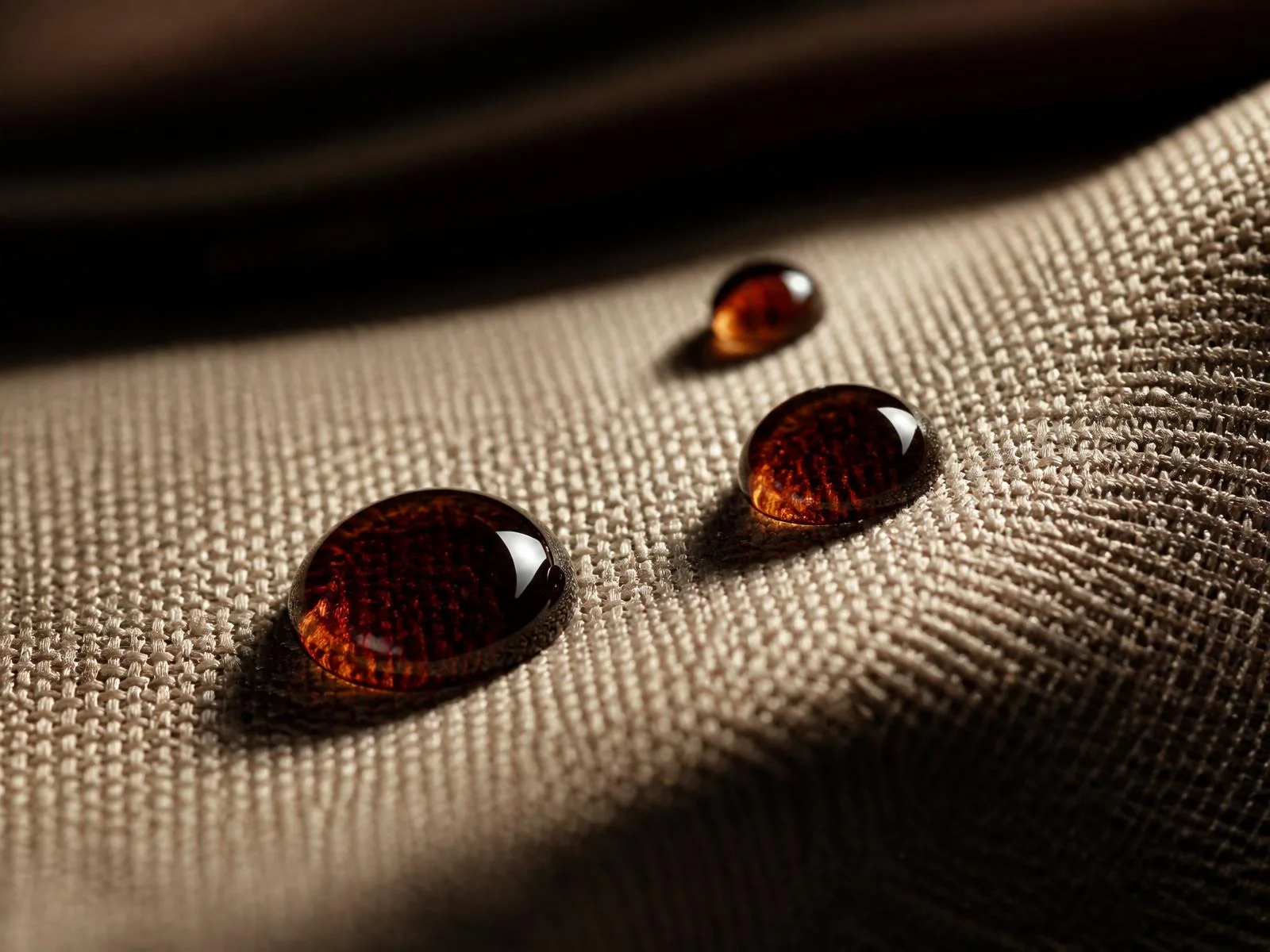 Stains never reach the fibre nor the hard surface.
